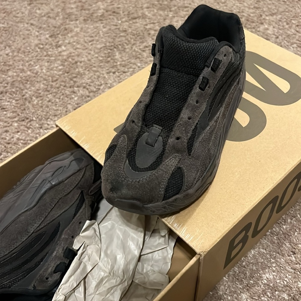 Yeezy Boost 700 V2 Kids Vanta - Picture 12 of 16